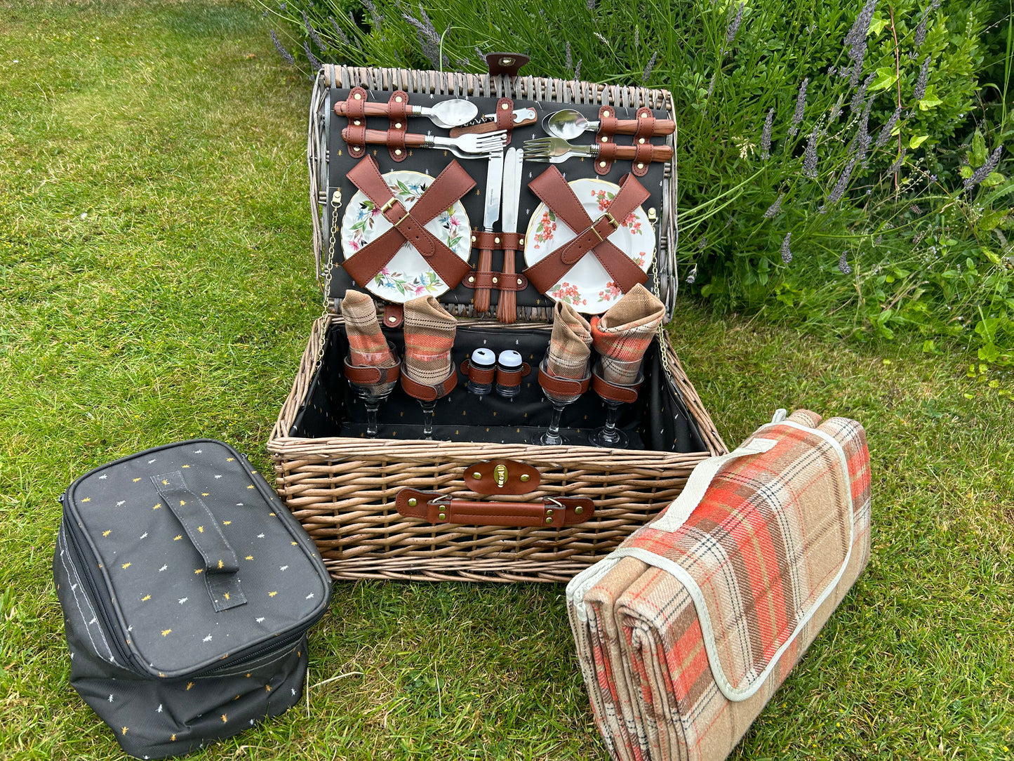 The Pembroke - a fitted willow picnic hamper for 4