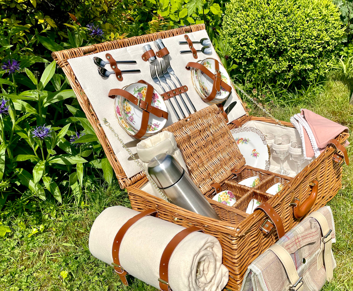 The Chelsea leather trimmed picnic hamper for 4