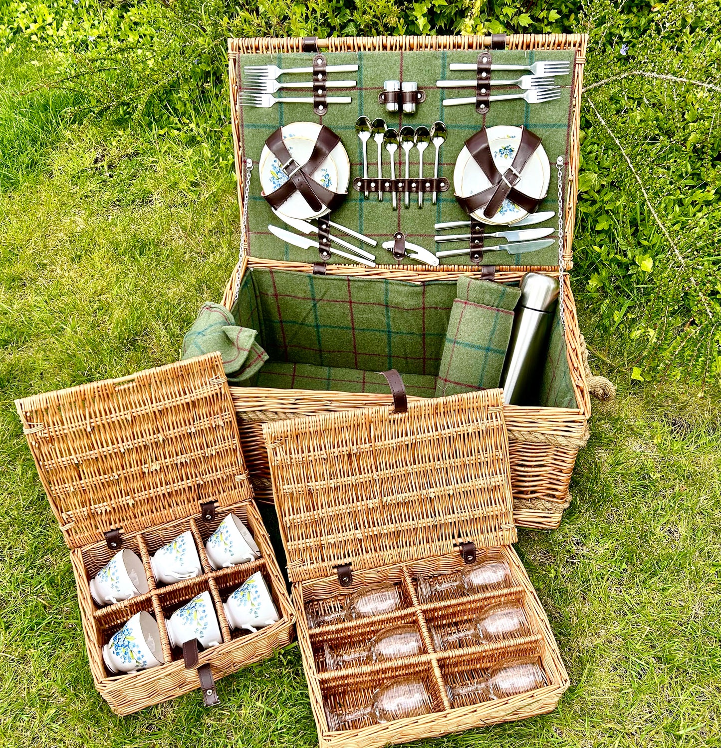 The Charleston - a rope handled willow picnic hamper for 6