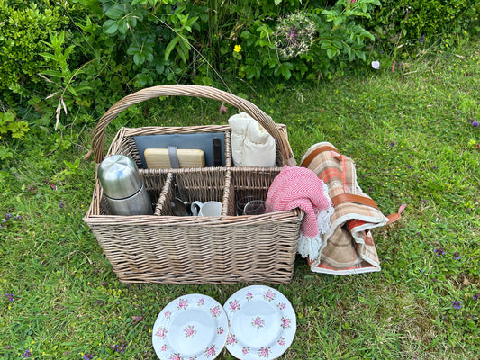 The Point to point -   A picnic basket for 2