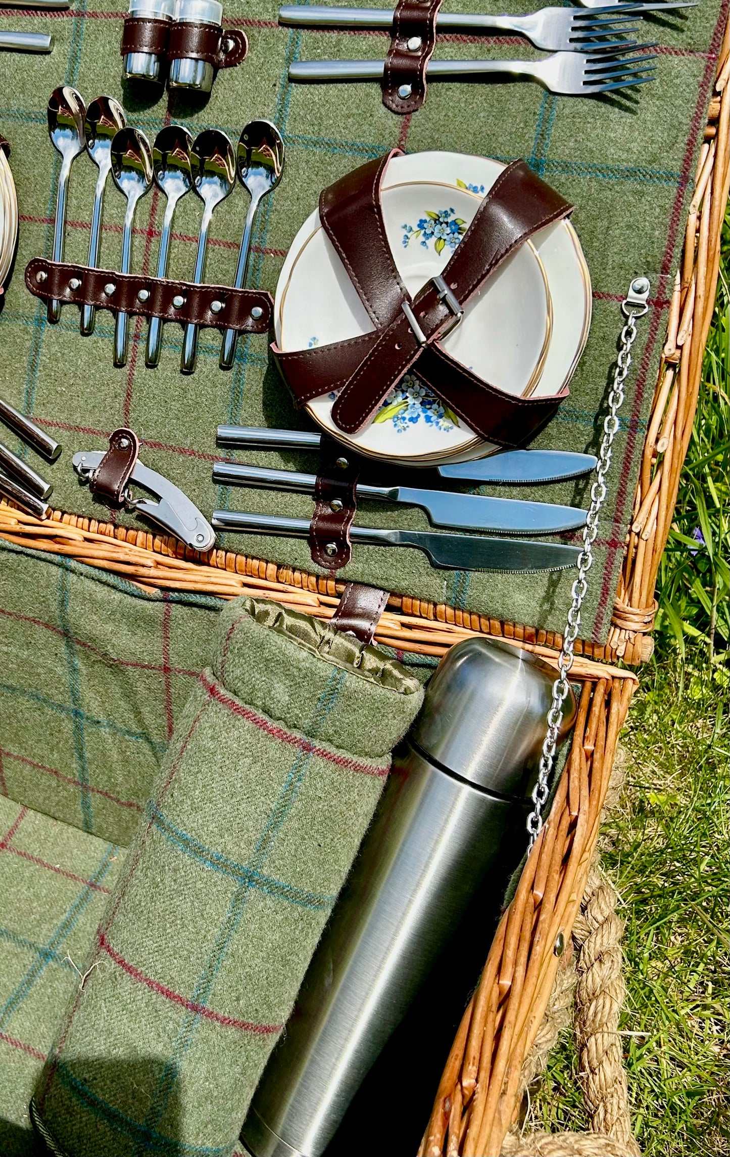 The Charleston - a rope handled willow picnic hamper for 6