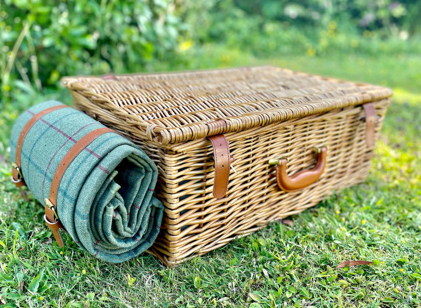 The Balmoral - a leather trimmed picnic hamper for 4
