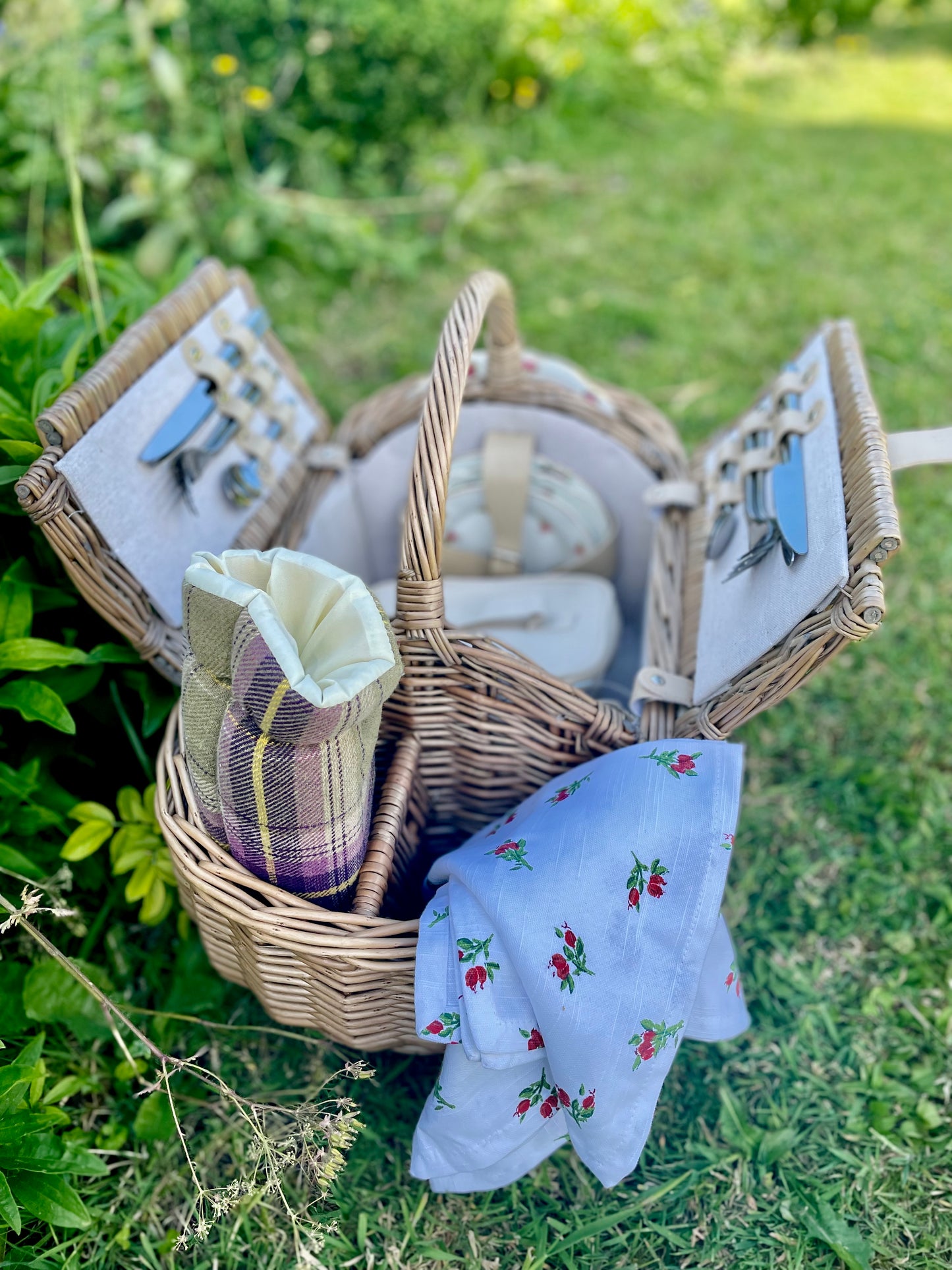 The Chichester - an elegant ivory top-handled picnic Hamper for 4