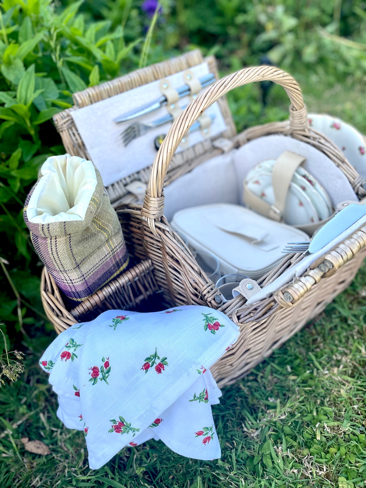 The Chichester - an elegant ivory top-handled picnic Hamper for 4