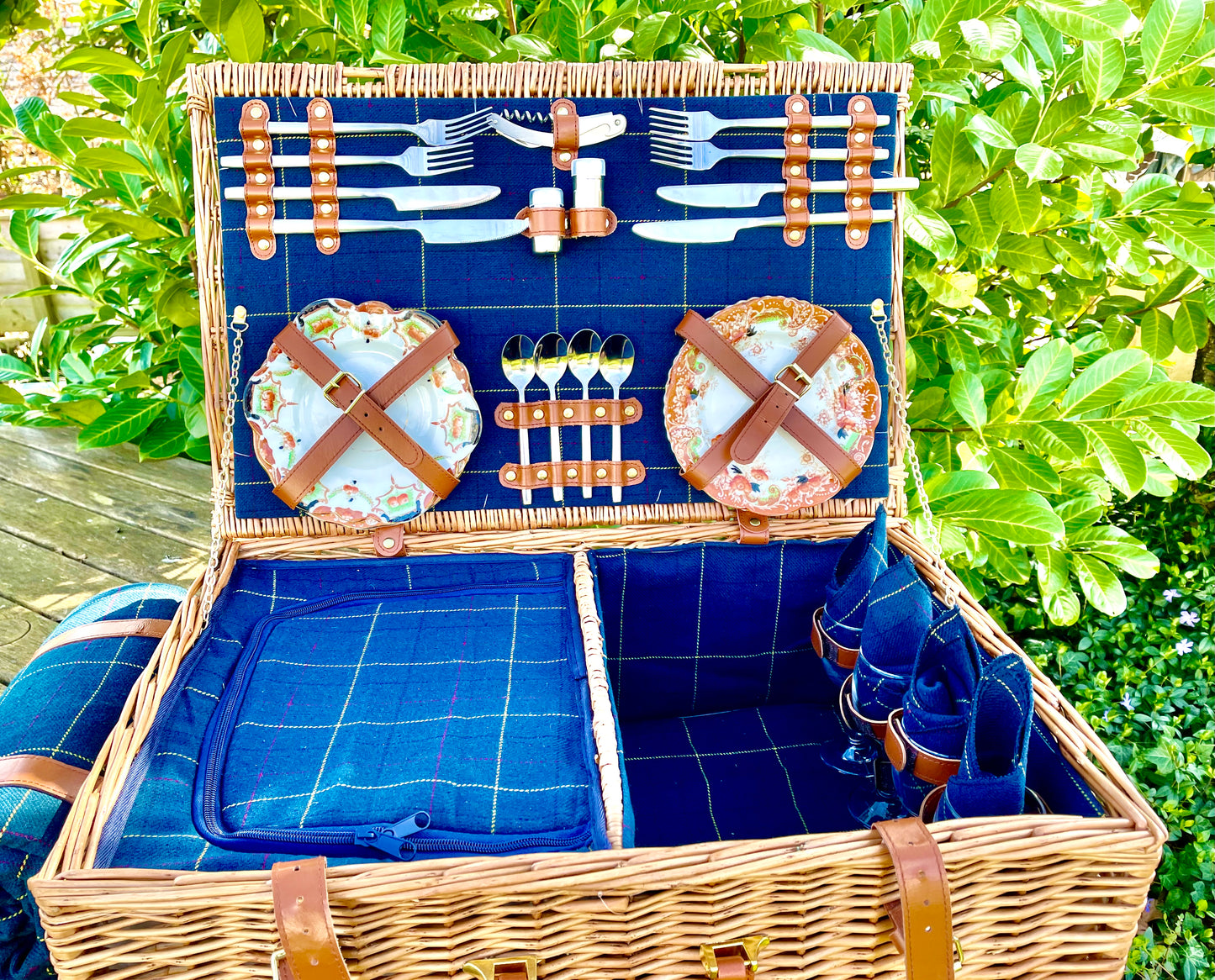 The Devon - a leather trimmed fitted hamper for 4
