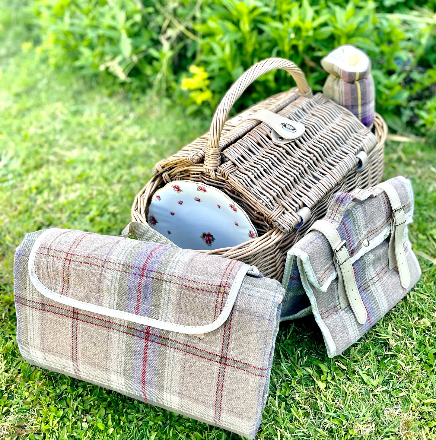 The Chichester - an elegant ivory top-handled picnic Hamper for 4