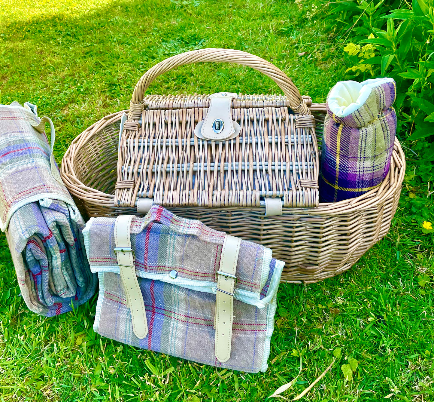 The Chichester - an elegant ivory top-handled picnic Hamper for 4