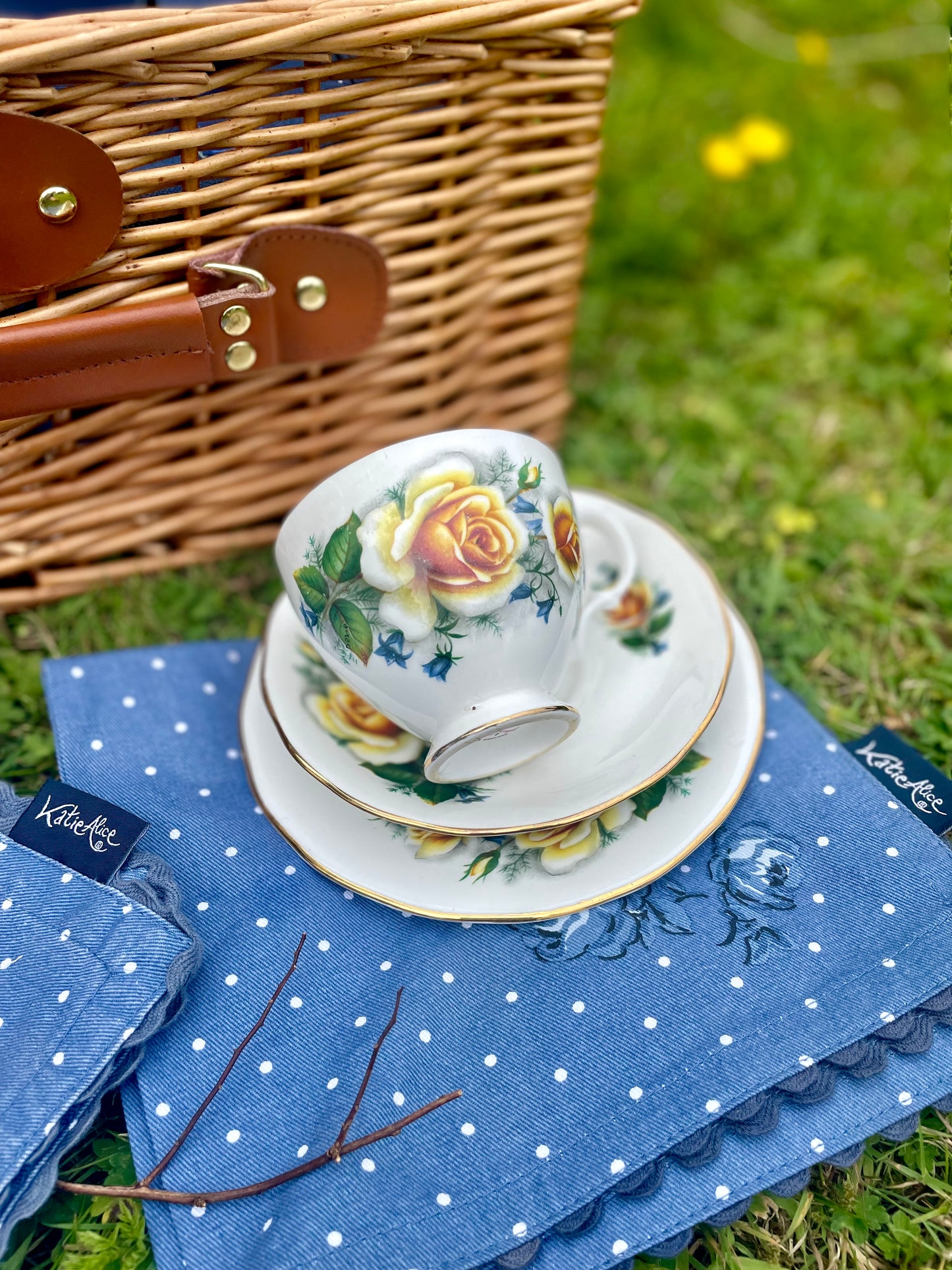 The Gainsborough leather trimmed afternoon tea picnic hamper for 2