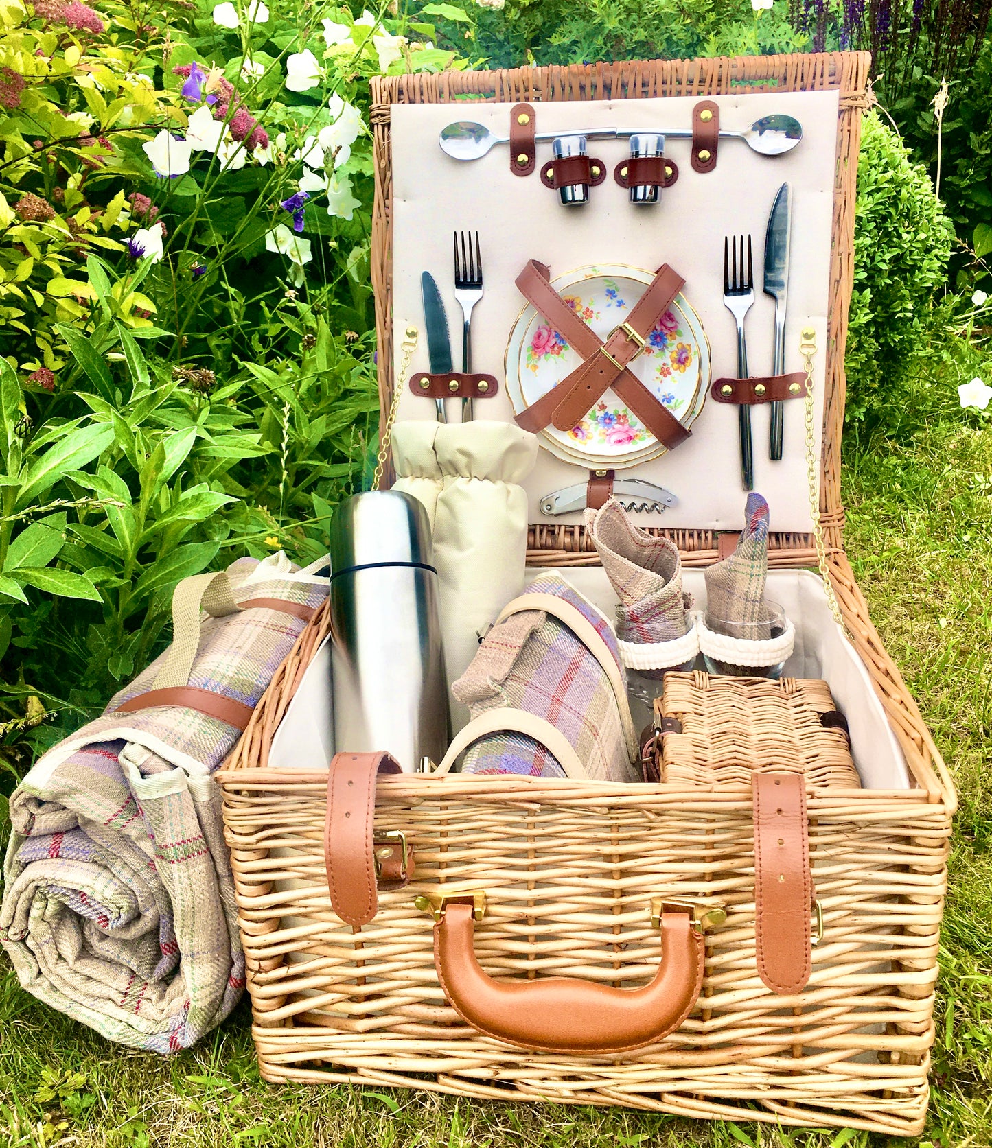 The Holkham - a leather trimmed picnic hamper for 2