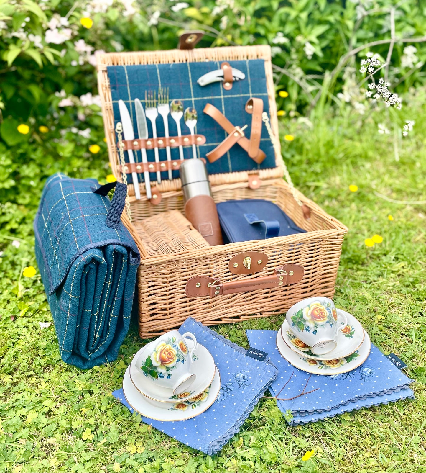 The Gainsborough leather trimmed afternoon tea picnic hamper for 2