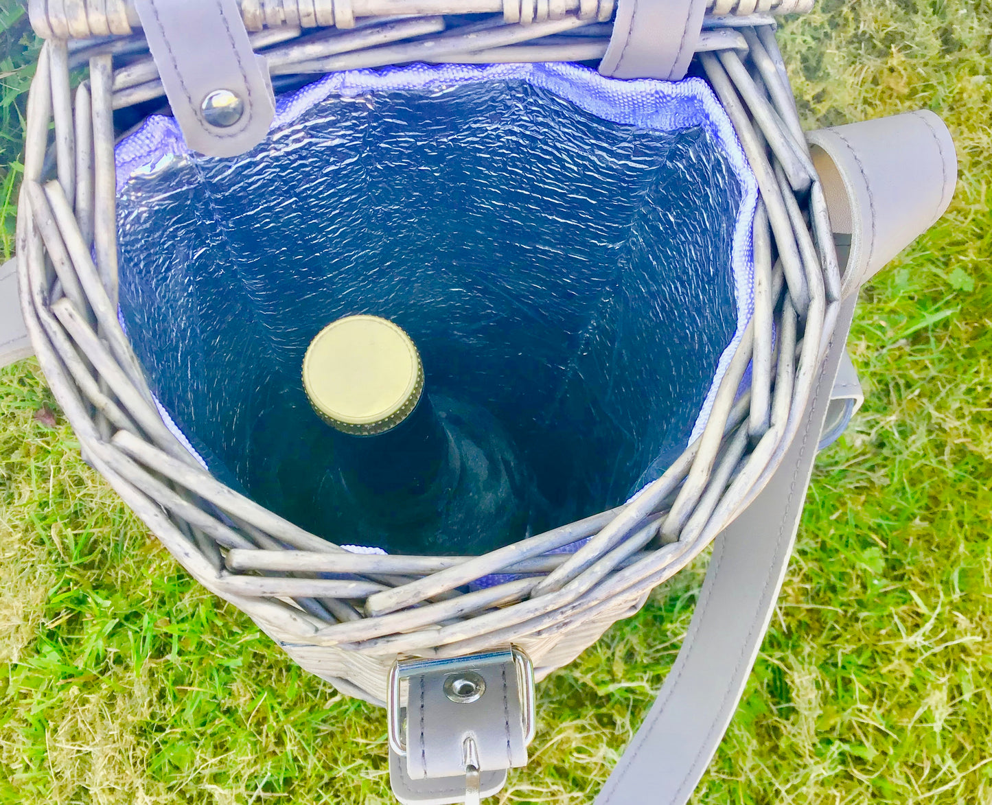 The Countryman Single Bottle basket with 2 glasses and shoulder strap