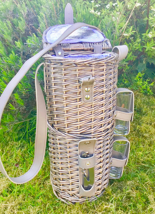 The Countryman Single Bottle basket with 2 glasses and shoulder strap