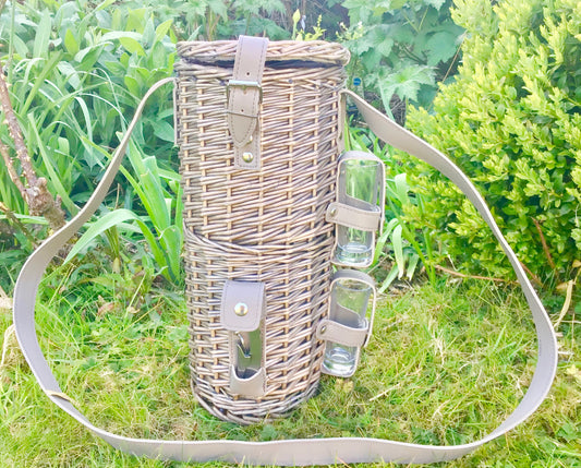 The Countryman Single Bottle basket with 2 glasses and shoulder strap