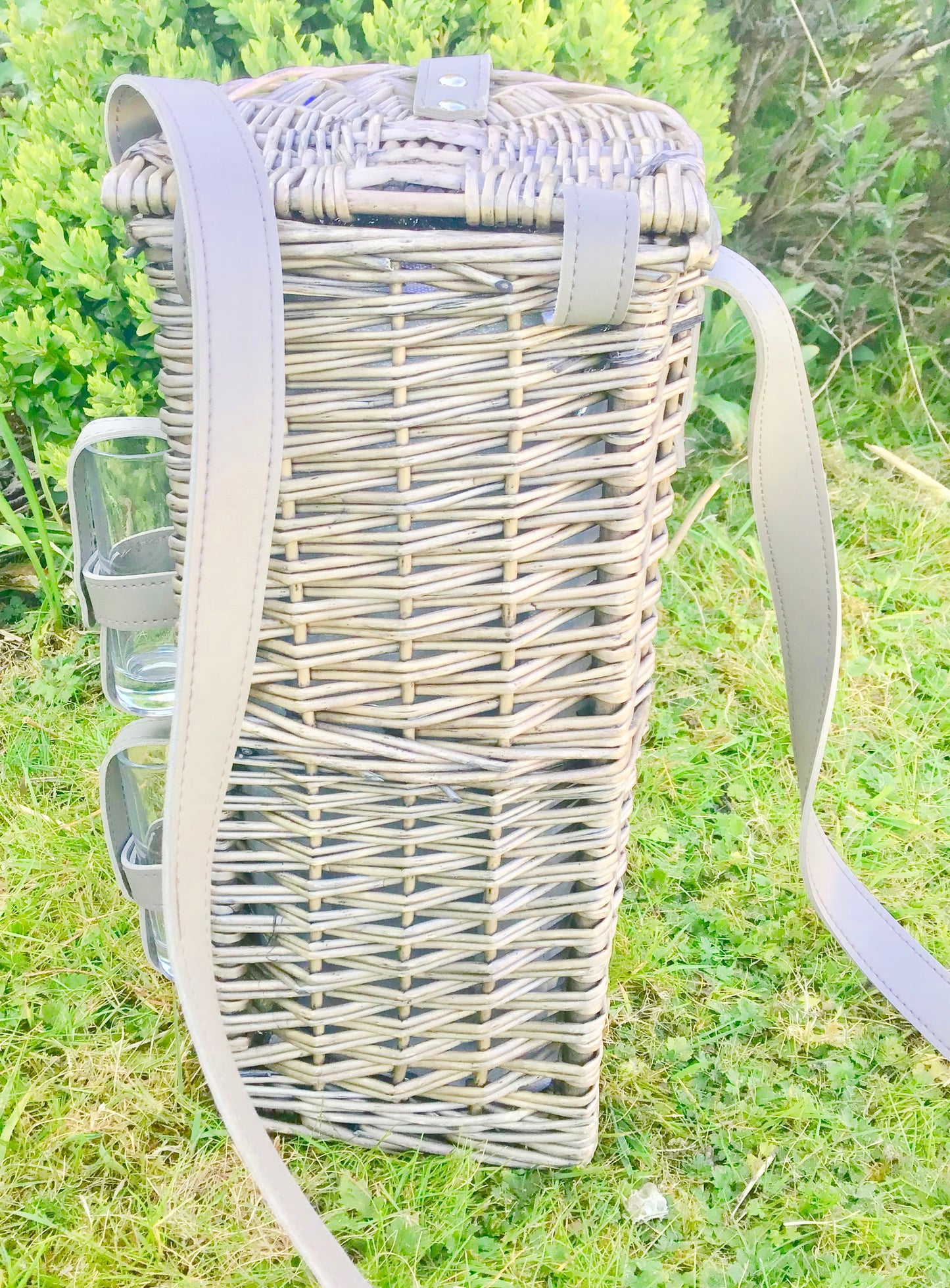 The Countryman Single Bottle basket with 2 glasses and shoulder strap