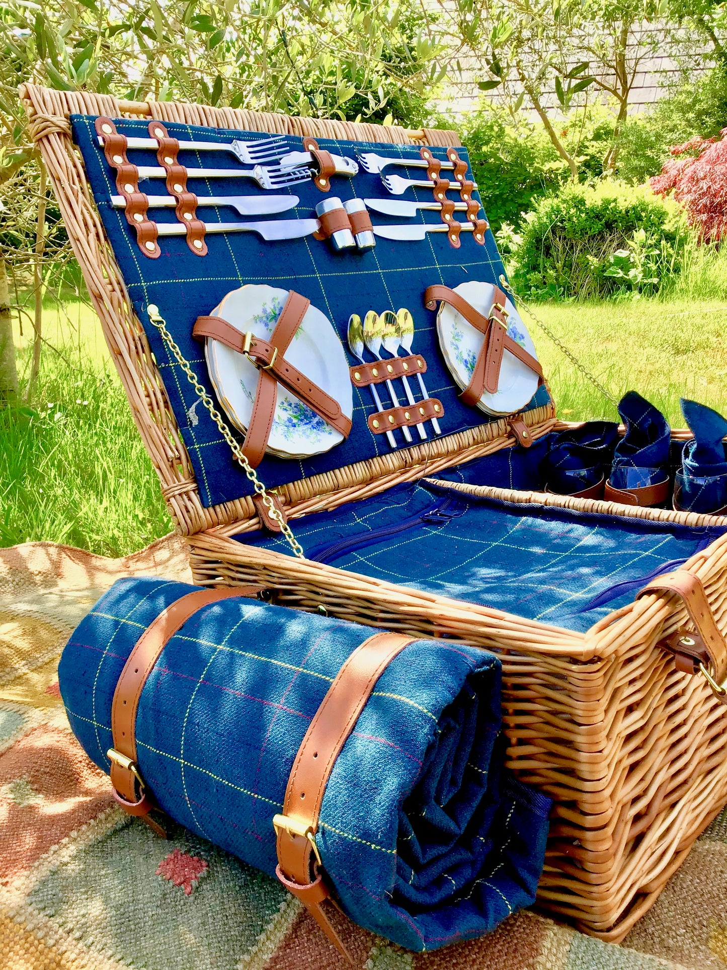 bluetweed lined picnic hamper