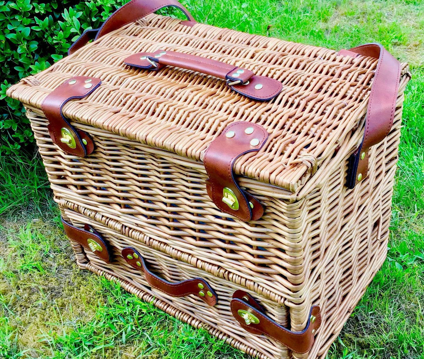 The Mayfair trunk willow picnic hamper for 4