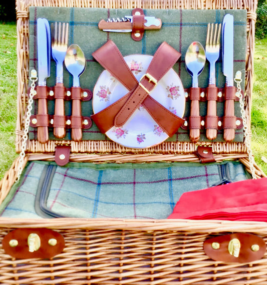 The Mayfair trunk willow picnic hamper  for 4