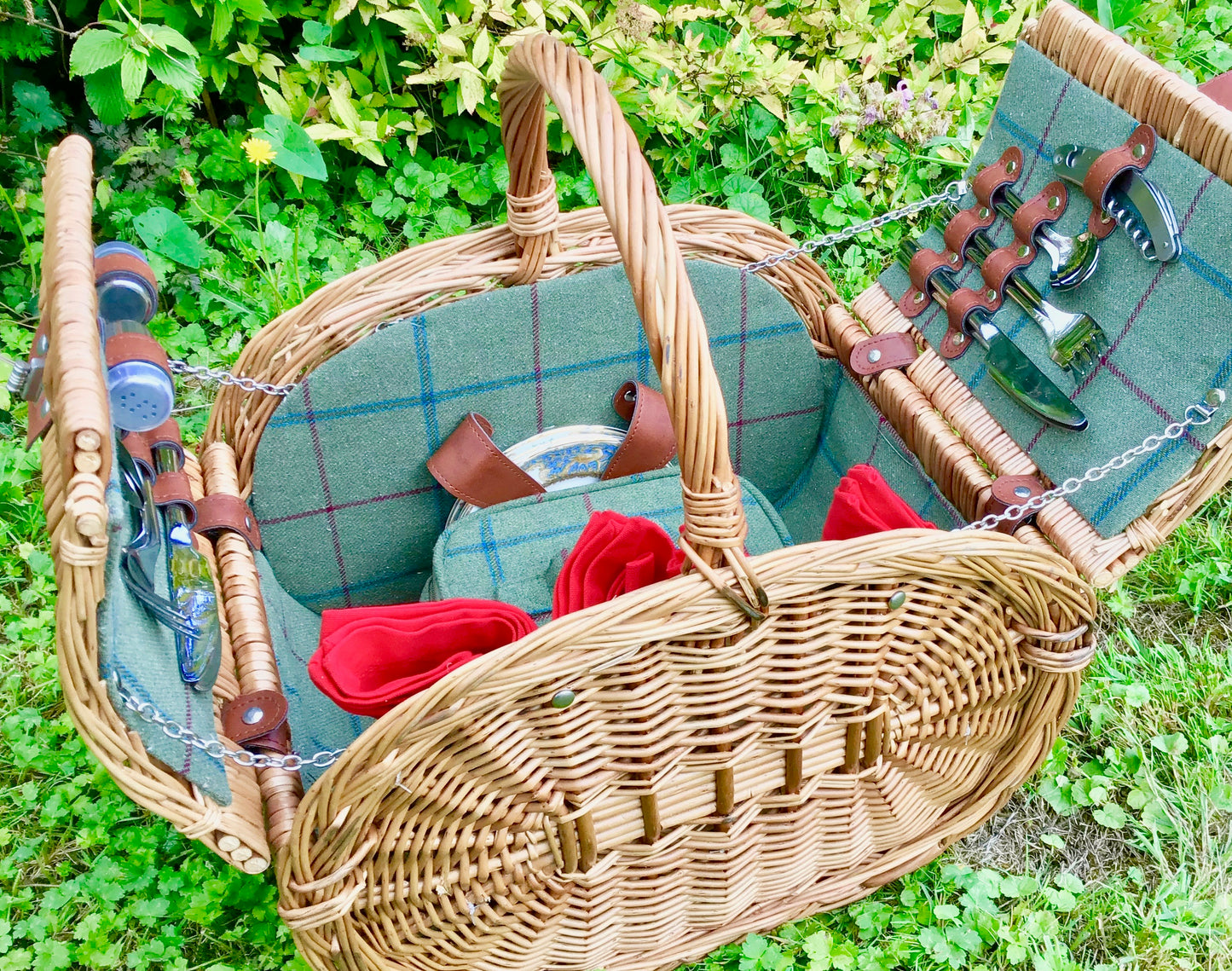 The Downton - a fitted oval willow picnic hanper for 4
