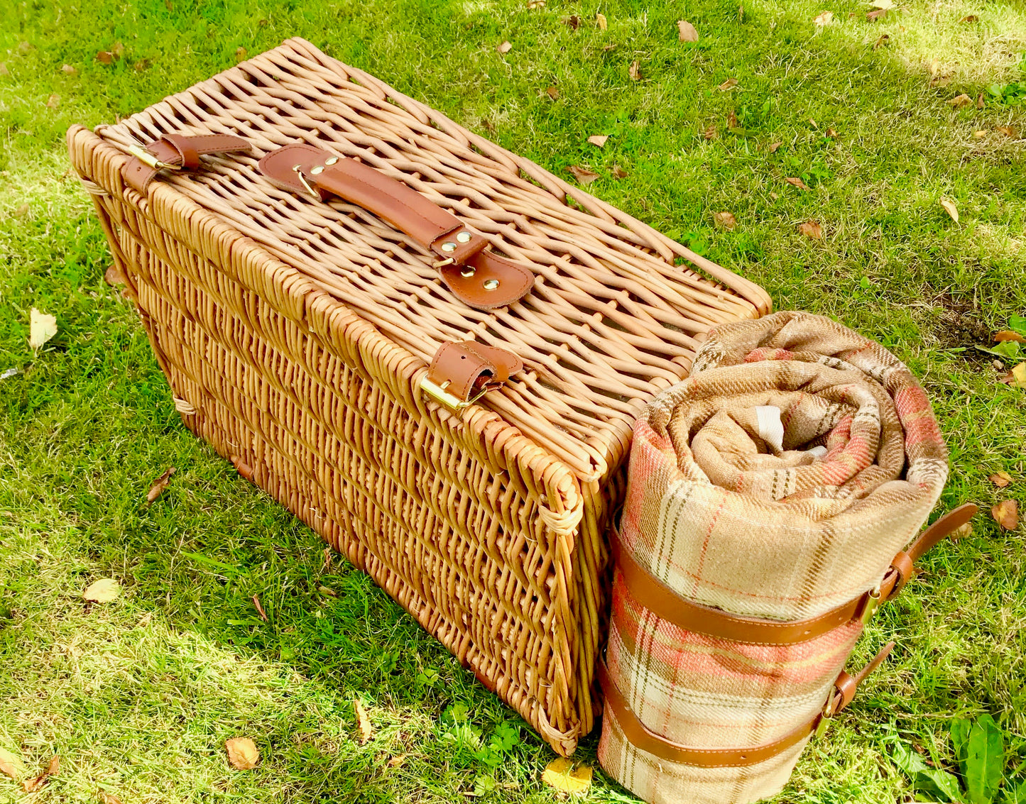 The Grange - a tweed lined willow Picnic Hamper for 4