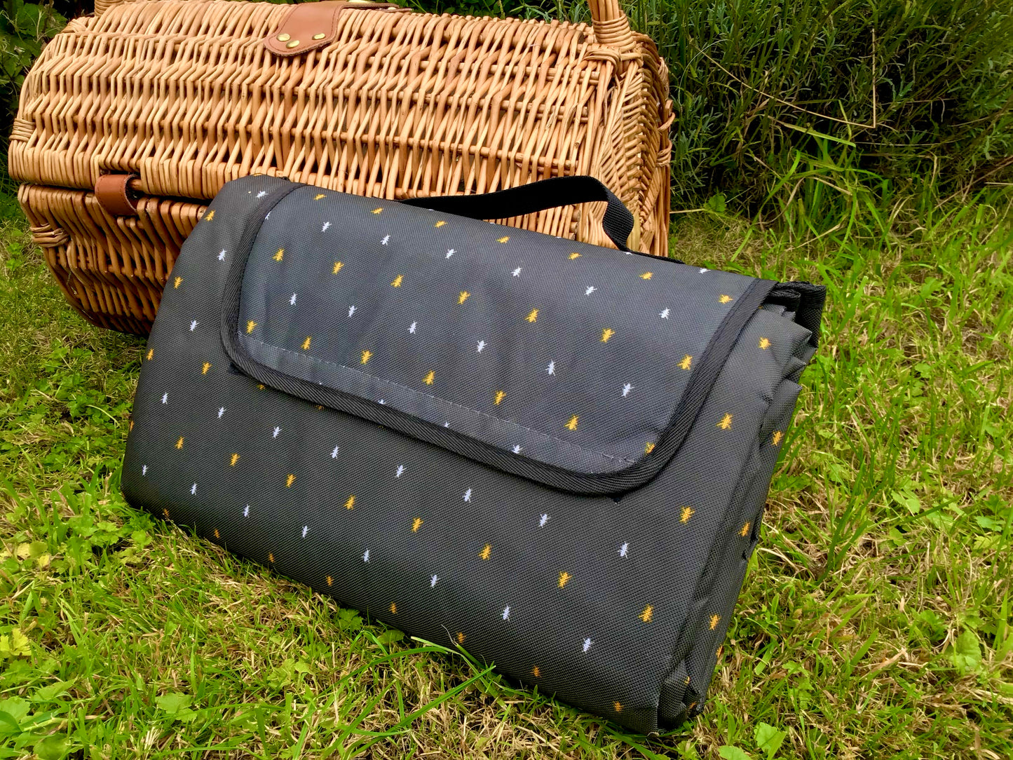 The Pembroke - fitted willow picnic hamper for 4