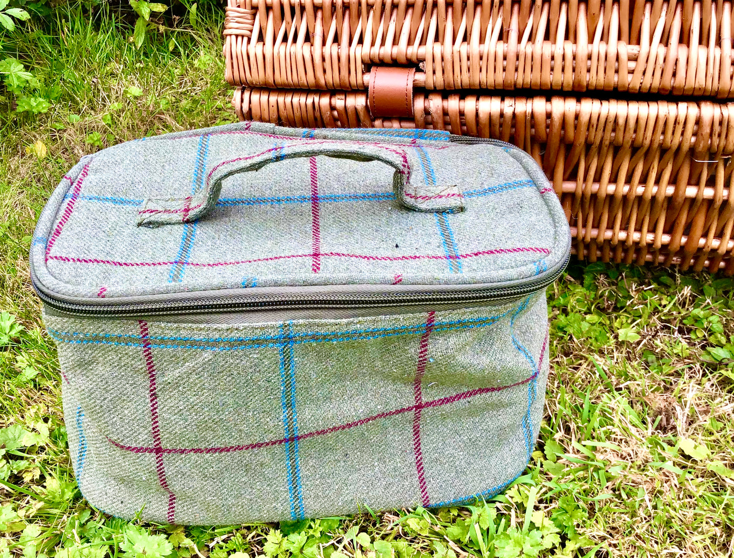 The Downton - a  fitted oval willow picnic hanper for 4