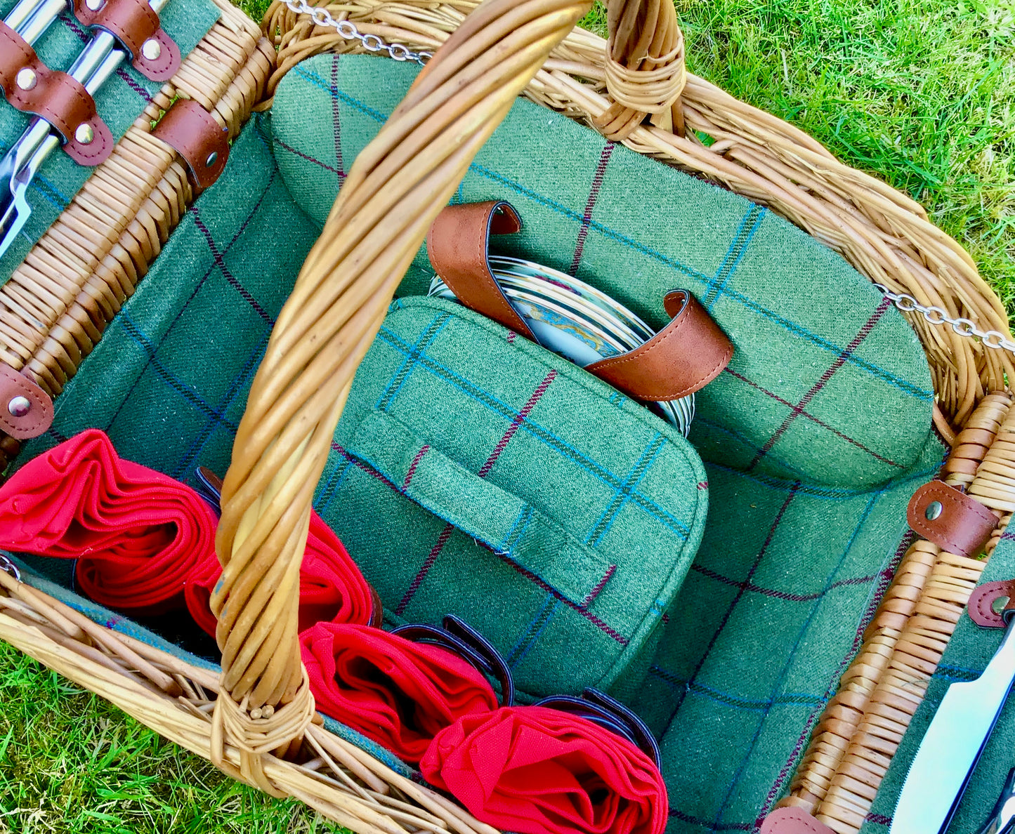 The Downton - a fitted oval willow picnic hanper for 4