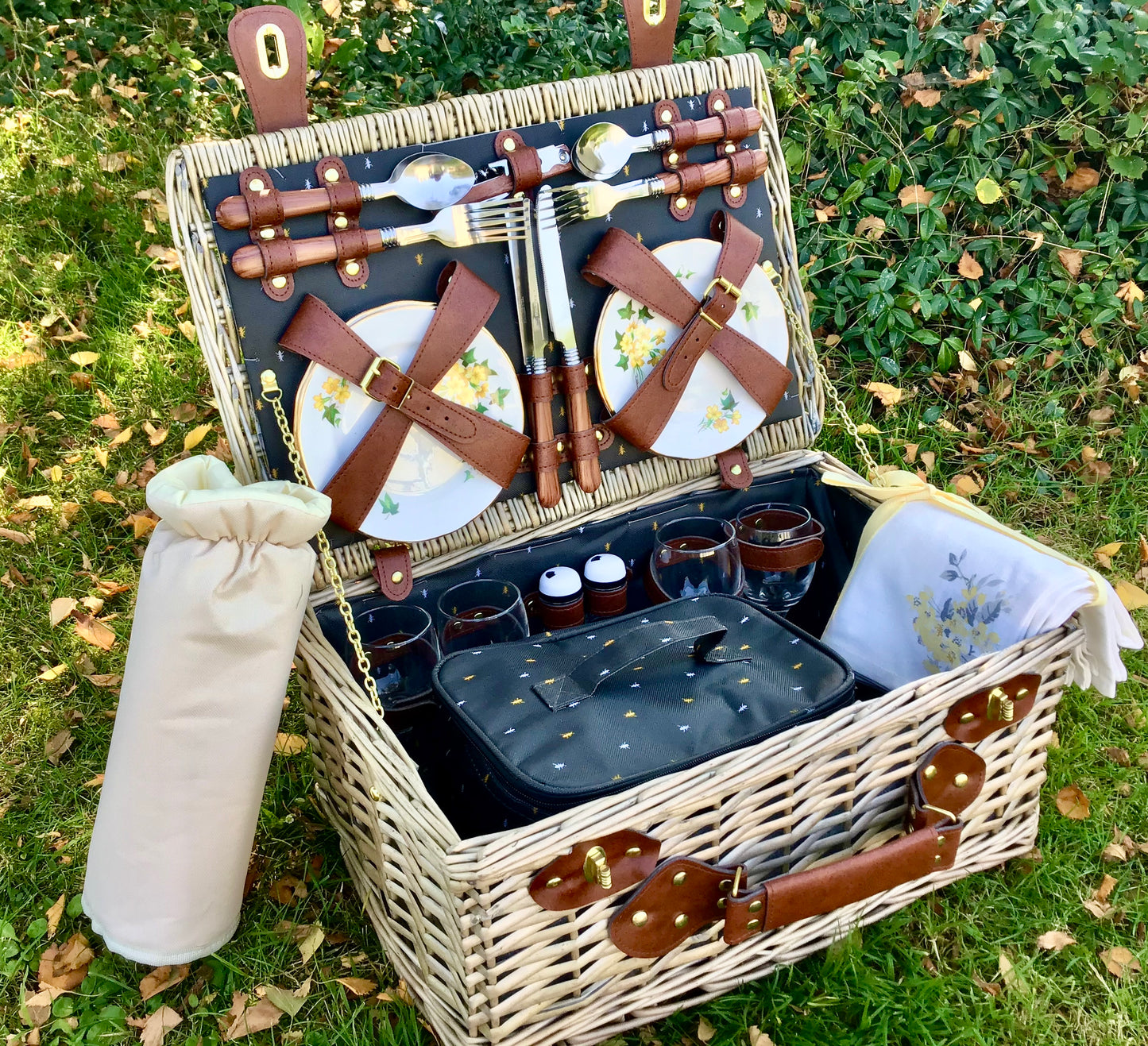 The Pembroke - fitted willow picnic hamper for 4