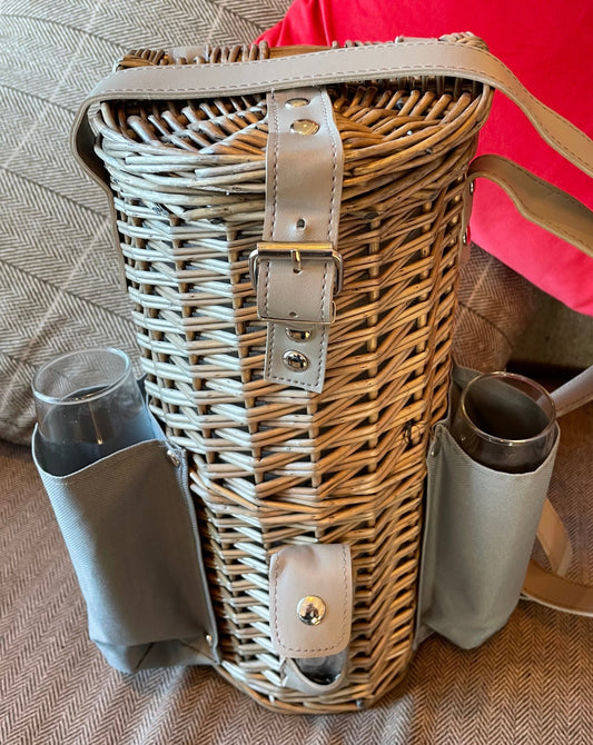 The Tetbury willow insulated bottle basket with 2 Champagne glasses