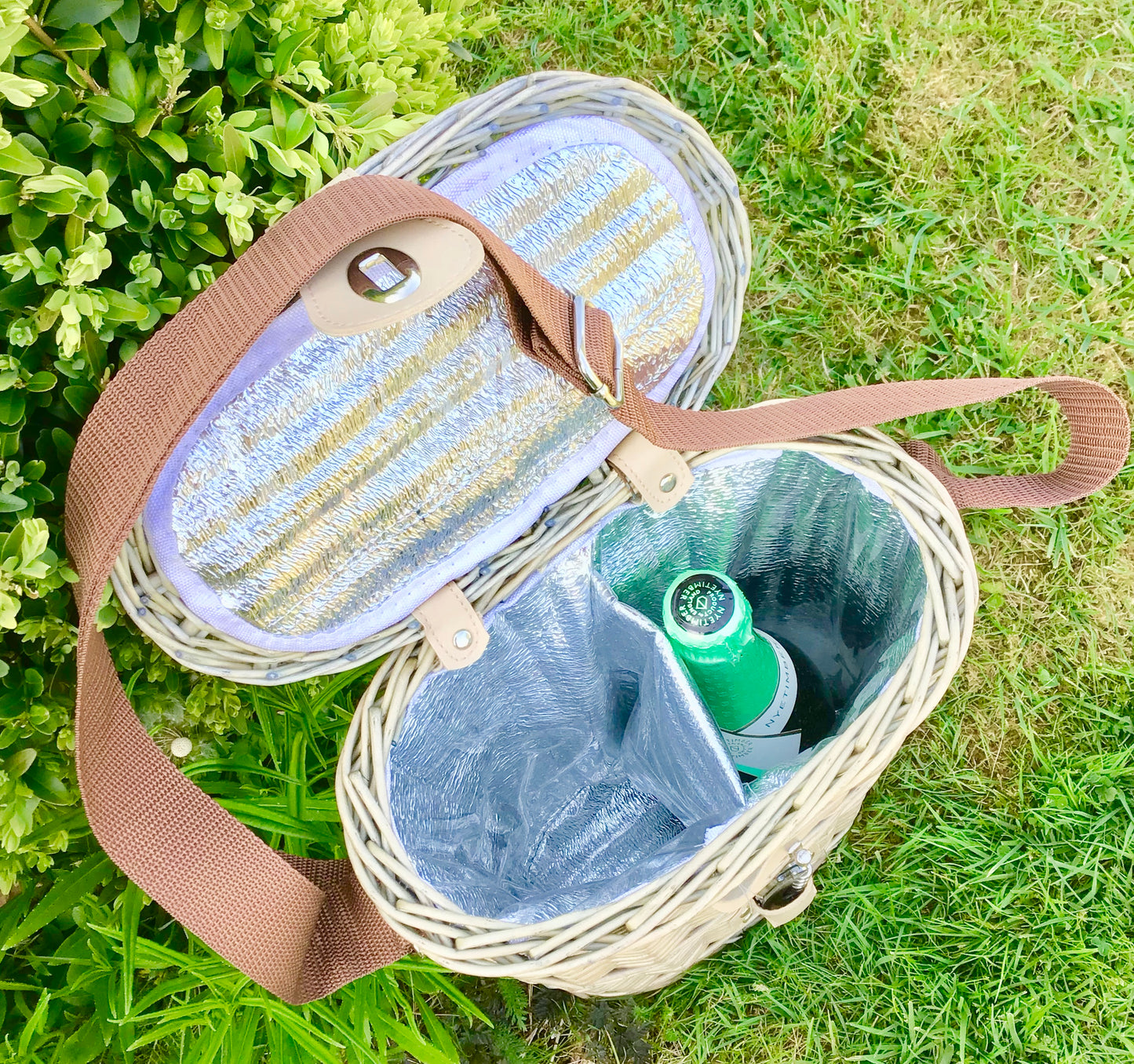 The Dartmoor willow bottle- basket with glasses and shoulder strap and cooler bag