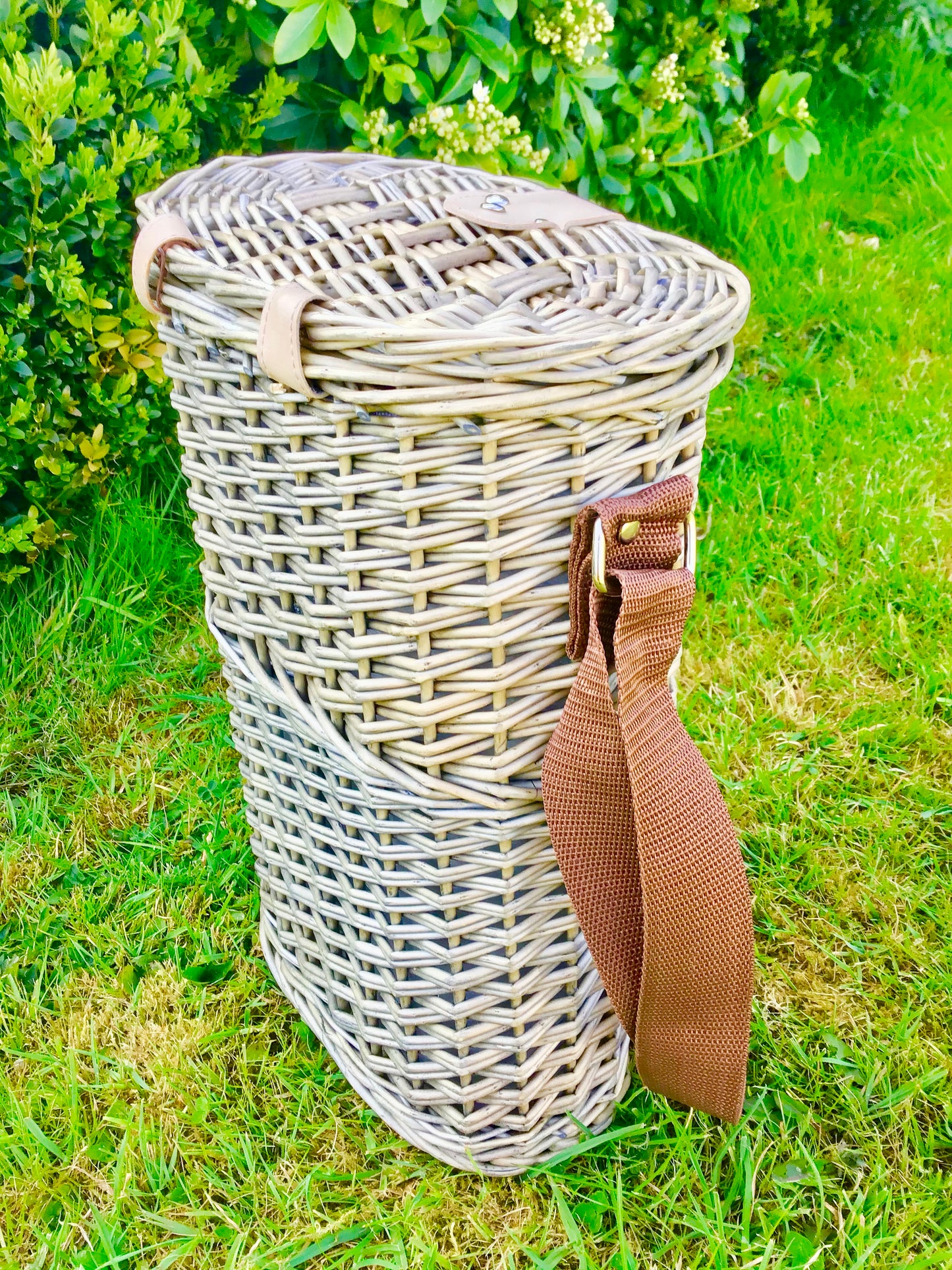 The Dartmoor willow bottle- basket with glasses and shoulder strap and cooler bag