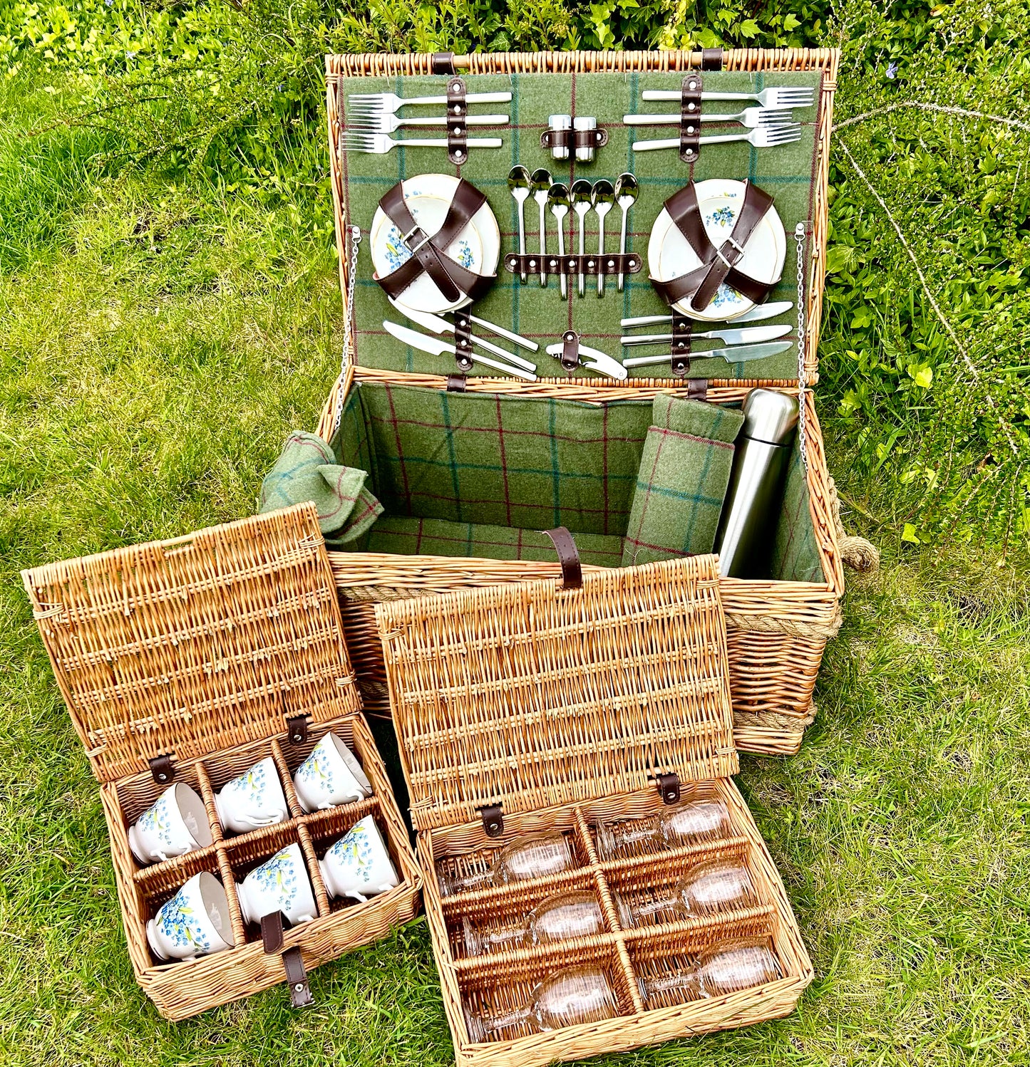 The Charleston -   a rope handled  willow picnic hamper for 6