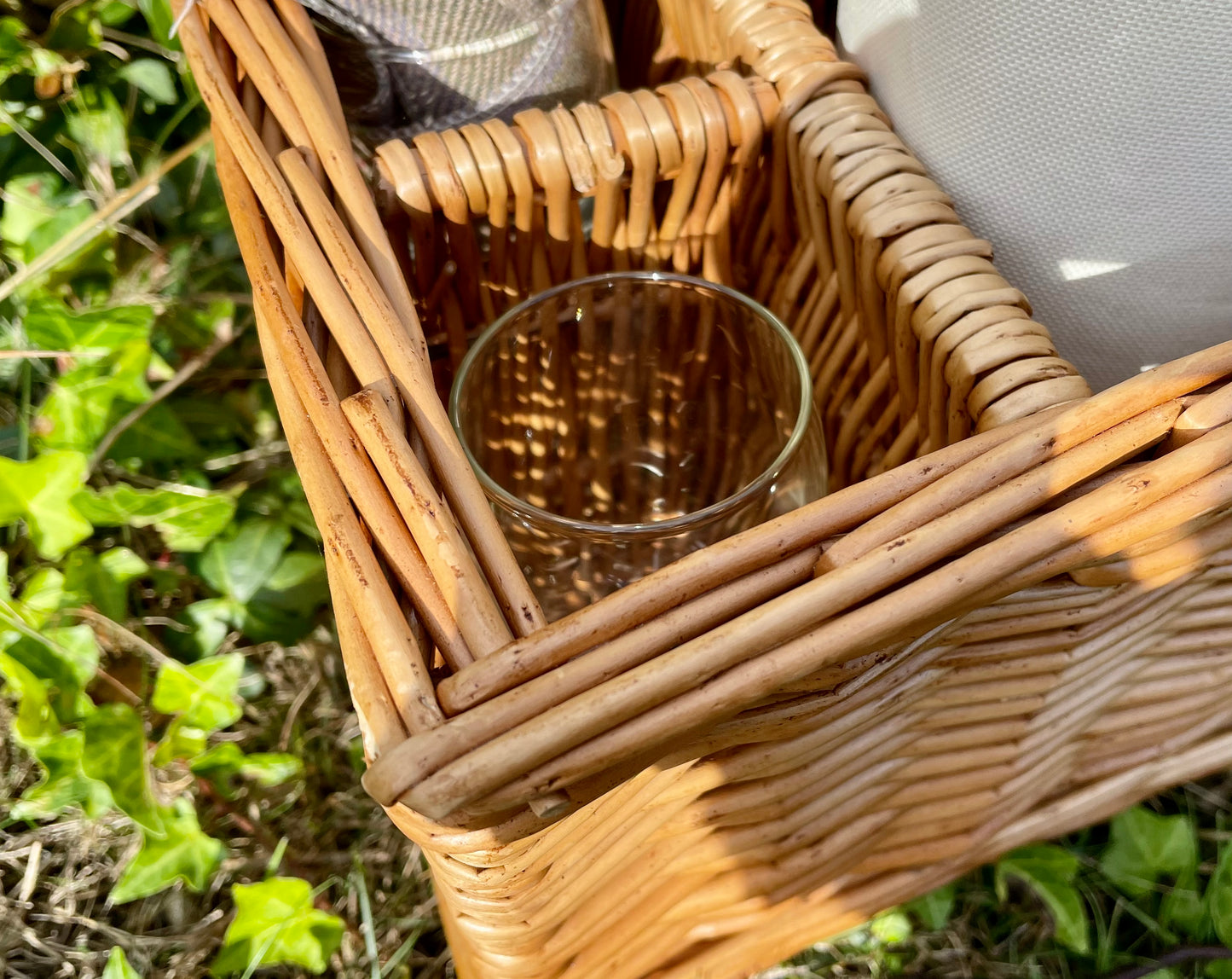 wine glass om picnic set