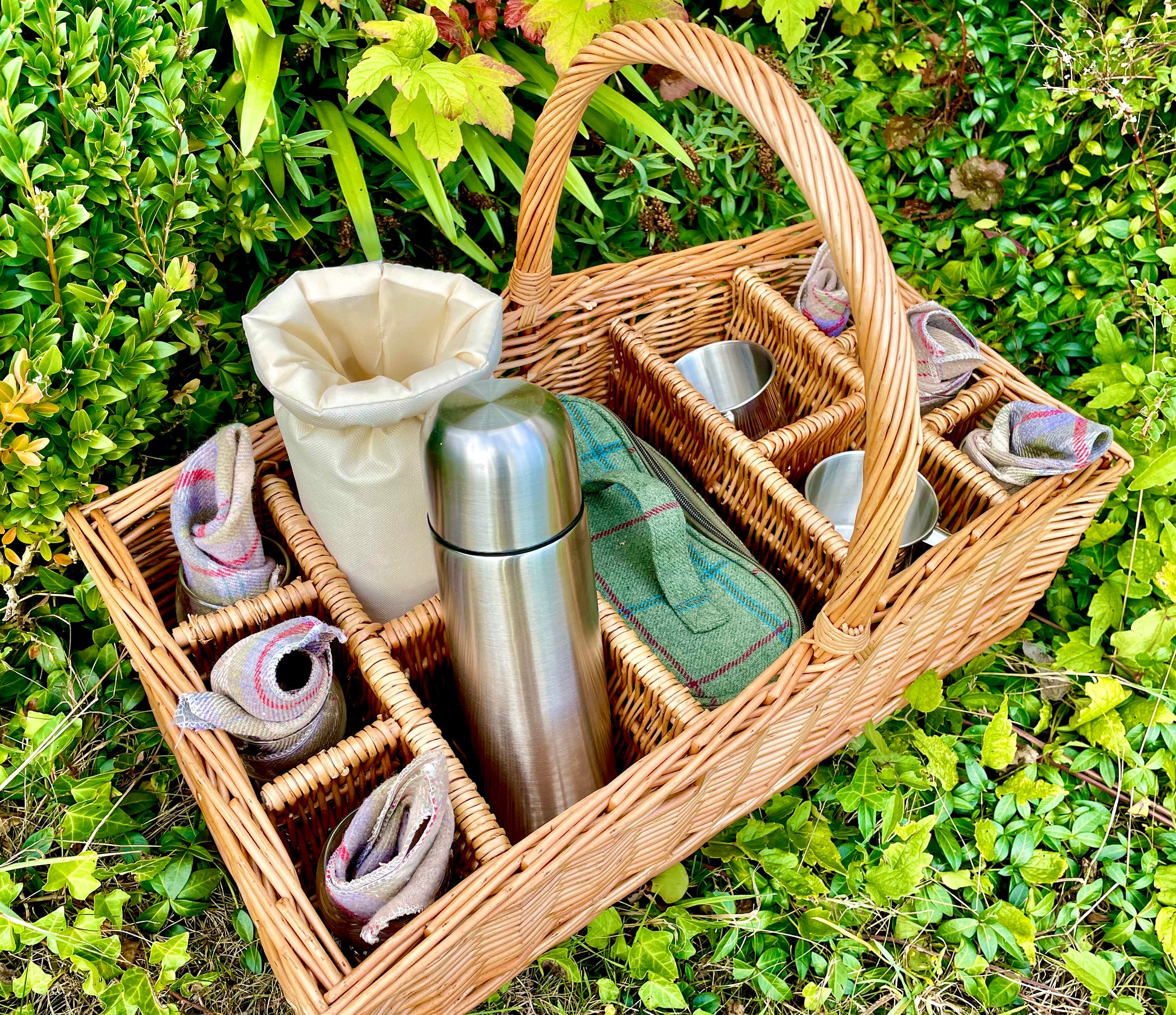 The Countryman  -   A party picnic basket for 6