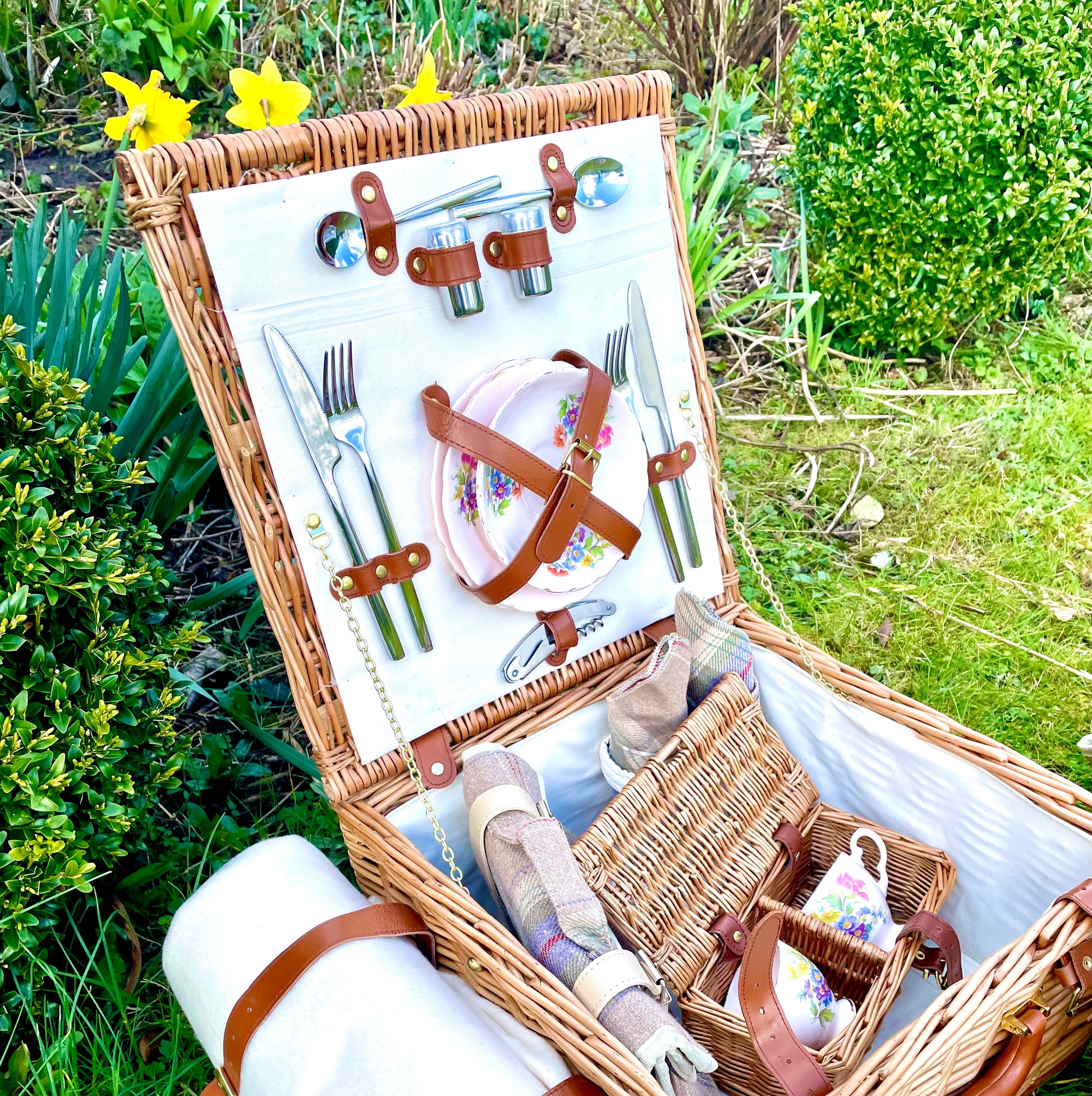 fully fitted picnic hamper