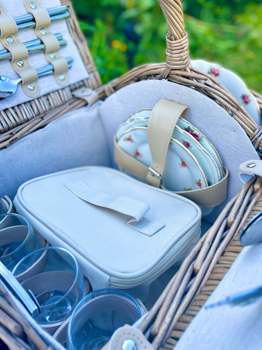The Chichester - an elegant ivory top-handled picnic Hamper for 4