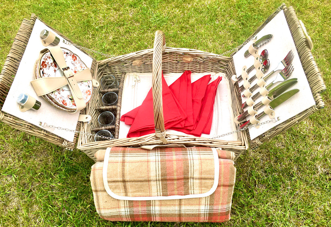 The Cambridge  top handled picnic hamper for 4