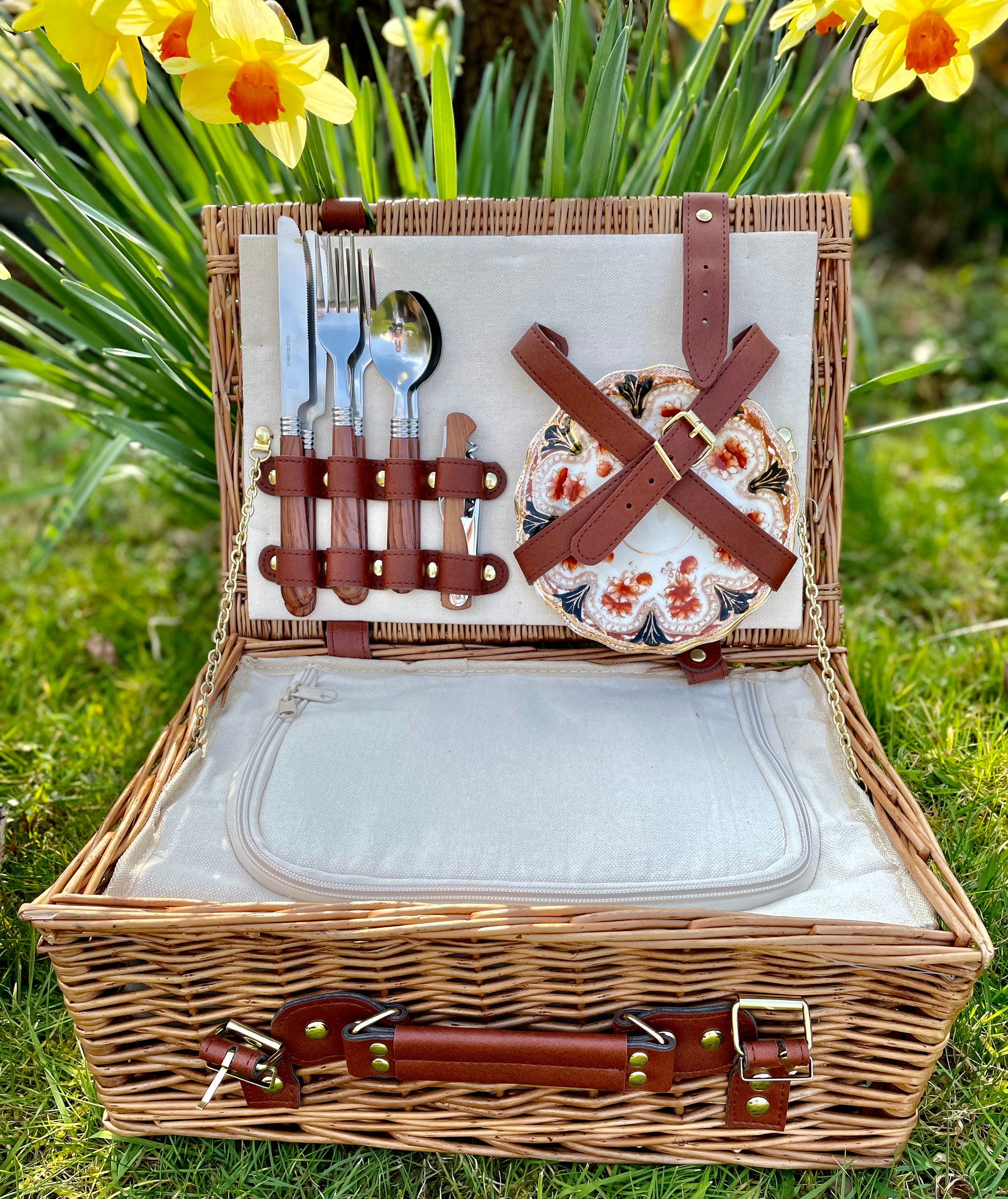 fully fitted picnic hamper for 2
