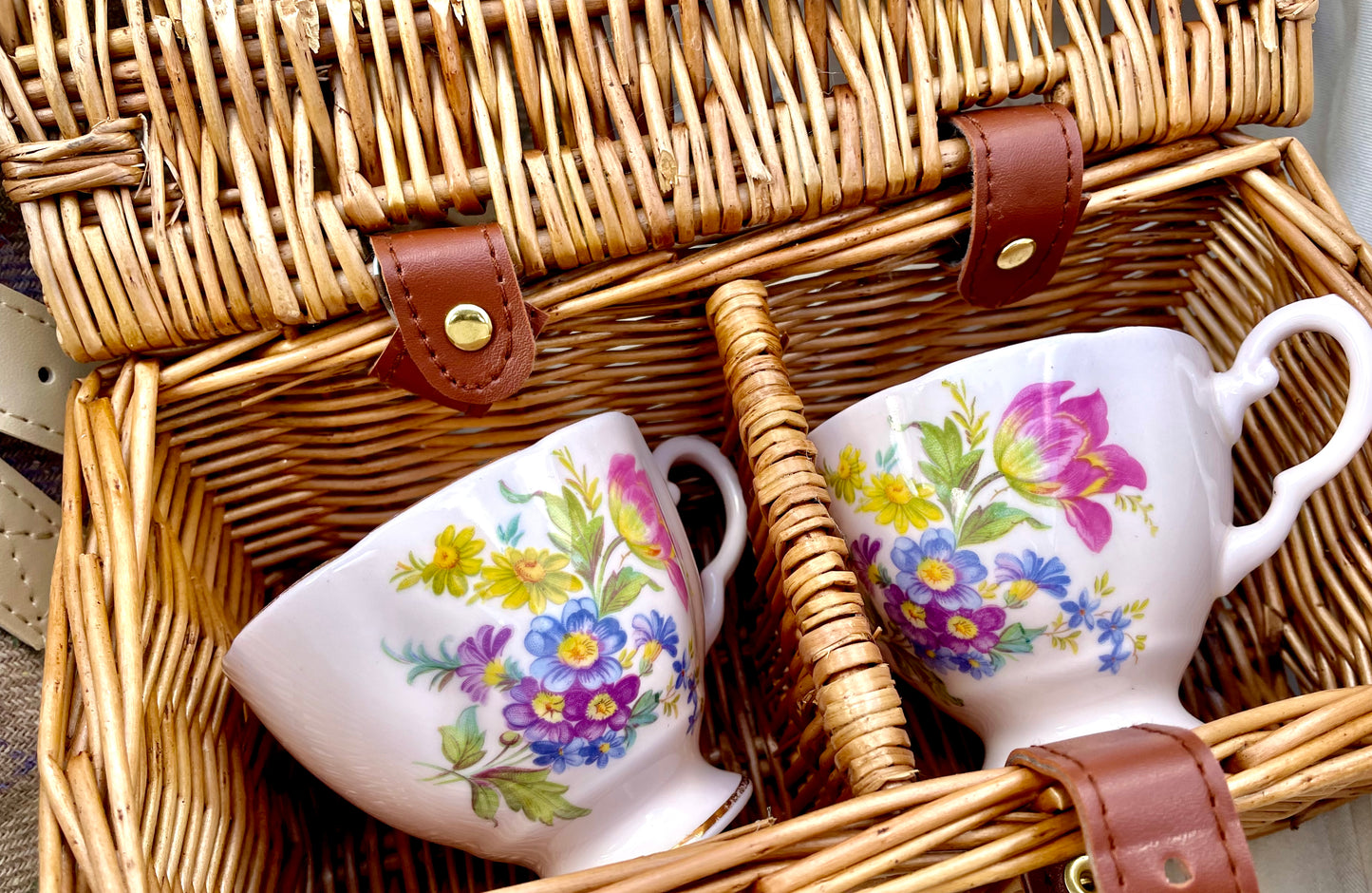 vintage tea cups in picnic hamper