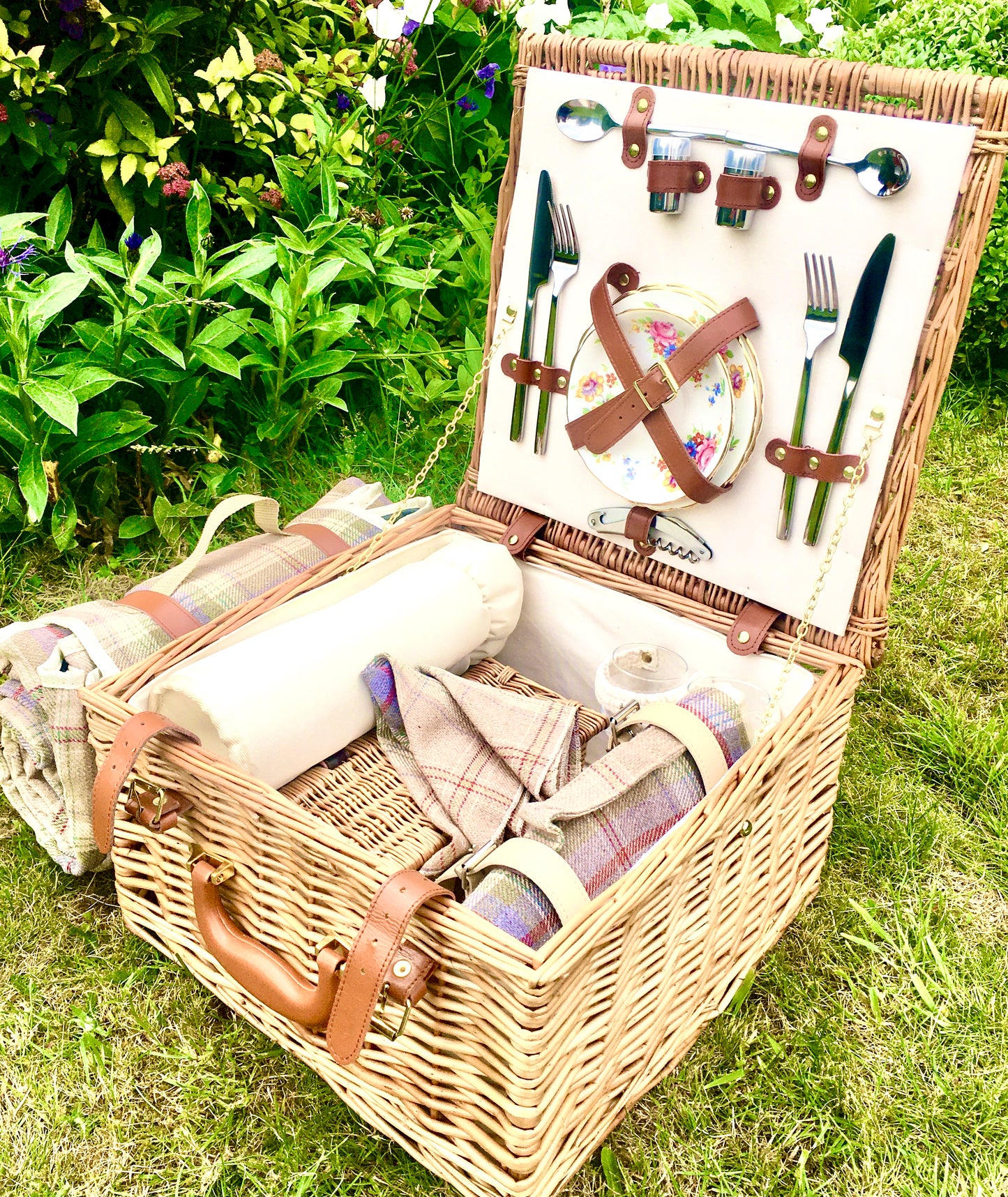 fitted luxury picnic hamper