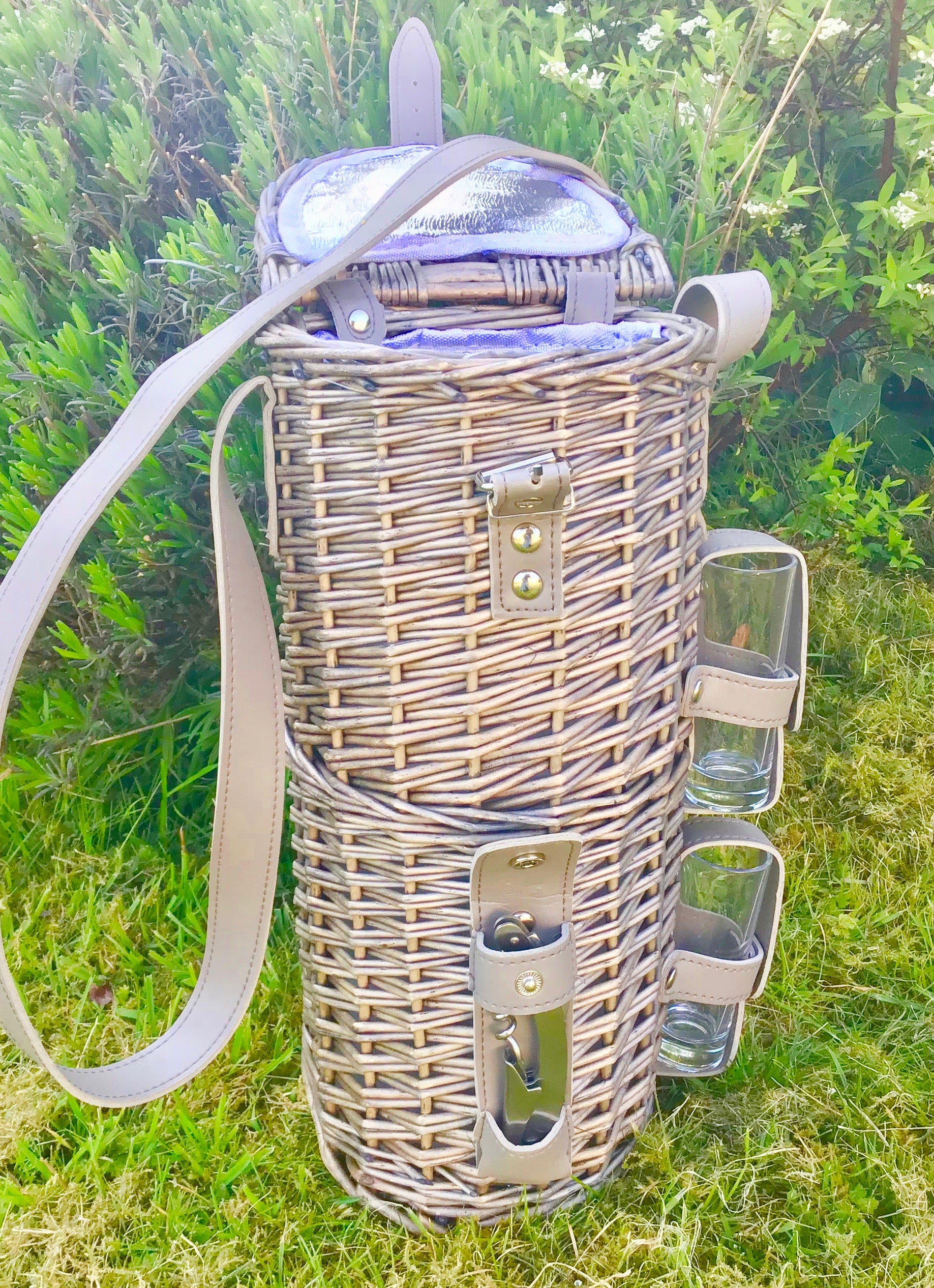 The Countryman Single Bottle basket with 2 glasses  and shoulder strap