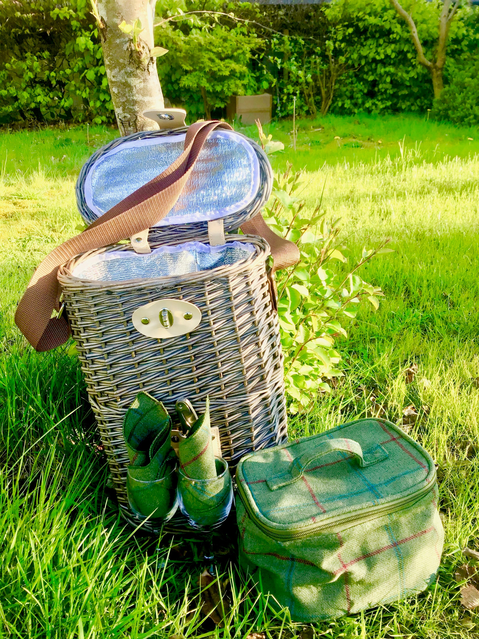 The Dartmoor willow bottle- basket with glasses and shoulder strap and cooler bag