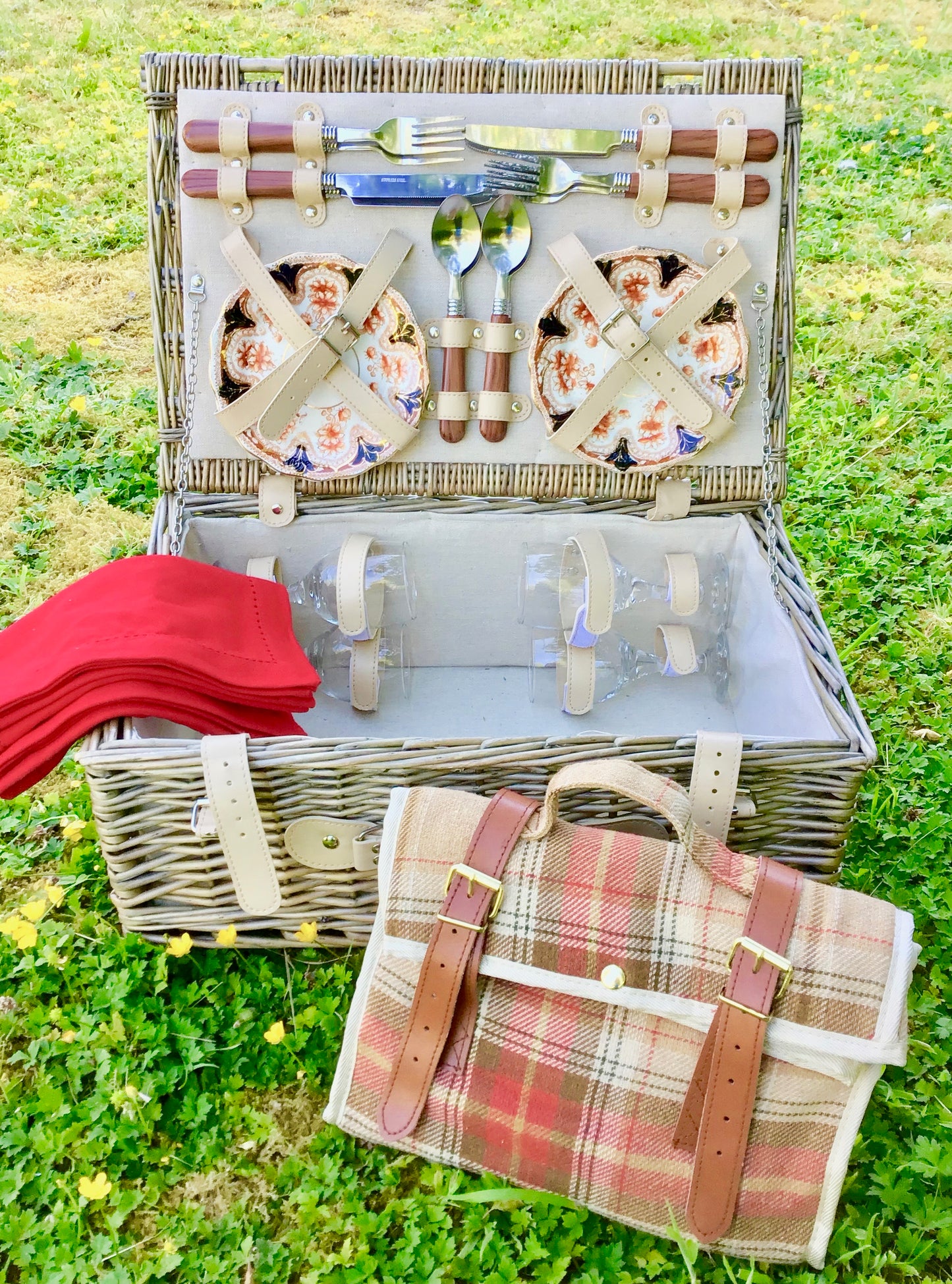 The Seymour - a fitted willow picnic hamper for 4