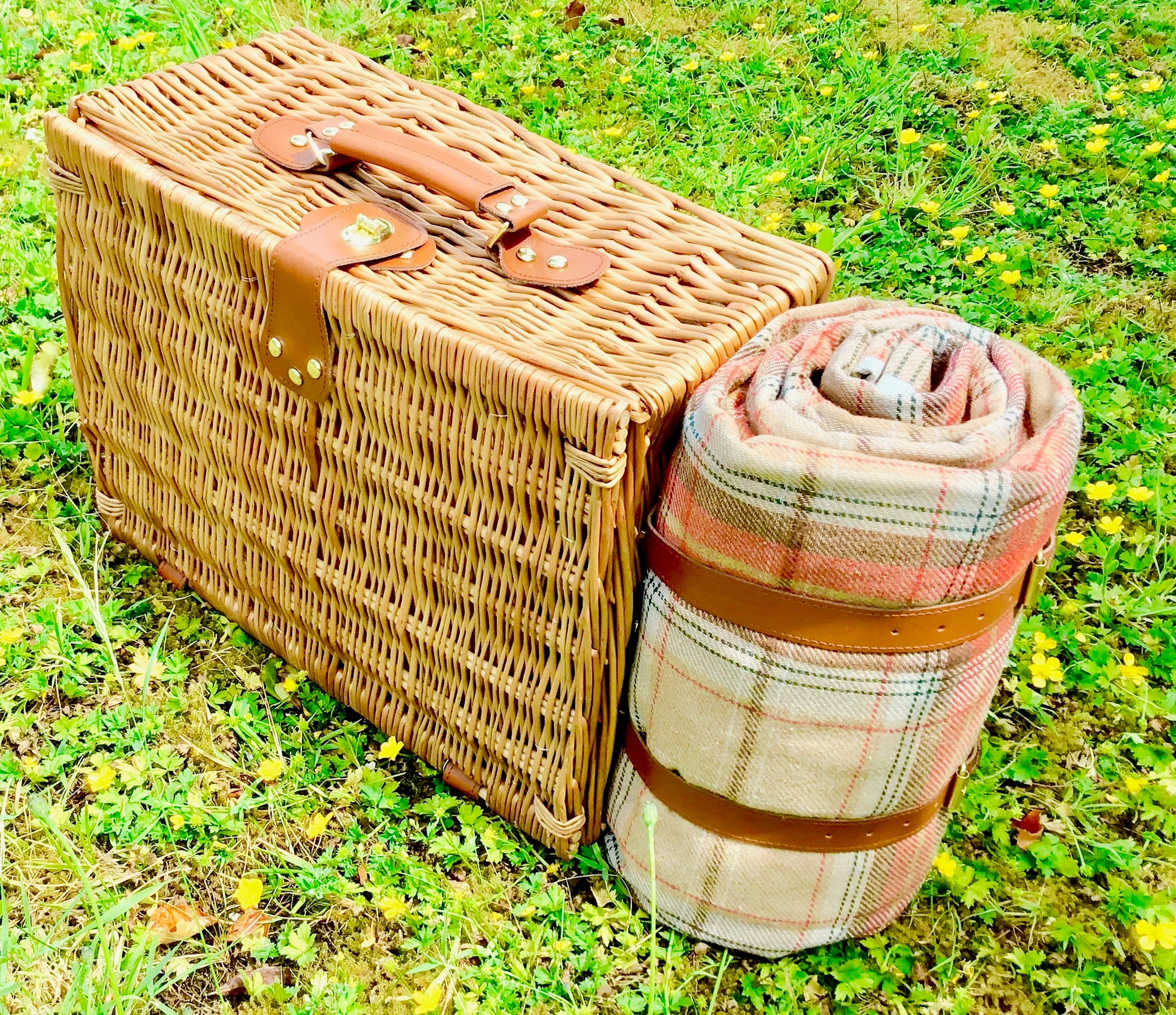fitted picnic hamper with waterpofed rug