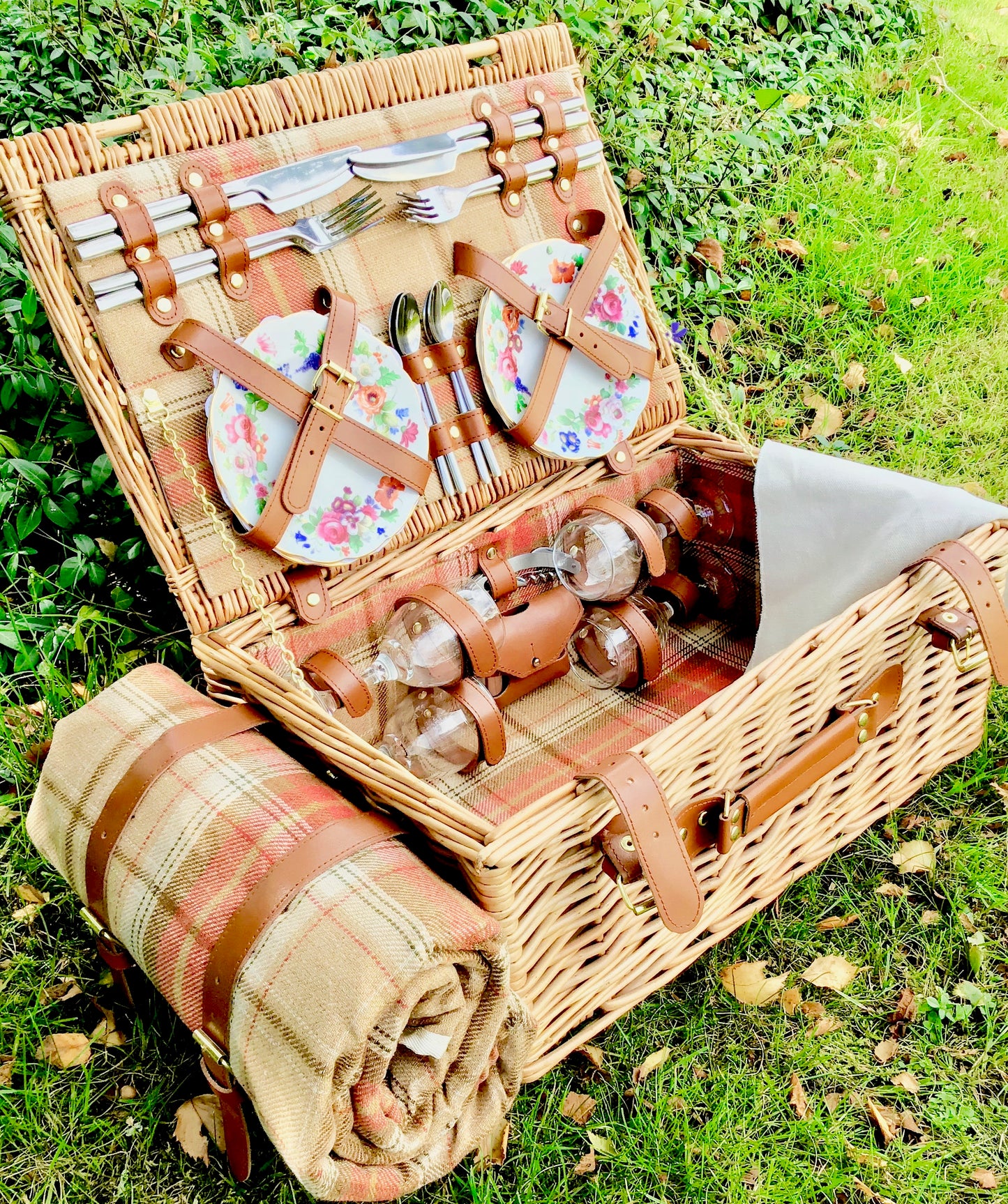 The Grange - a tweed lined willow Picnic Hamper for 4