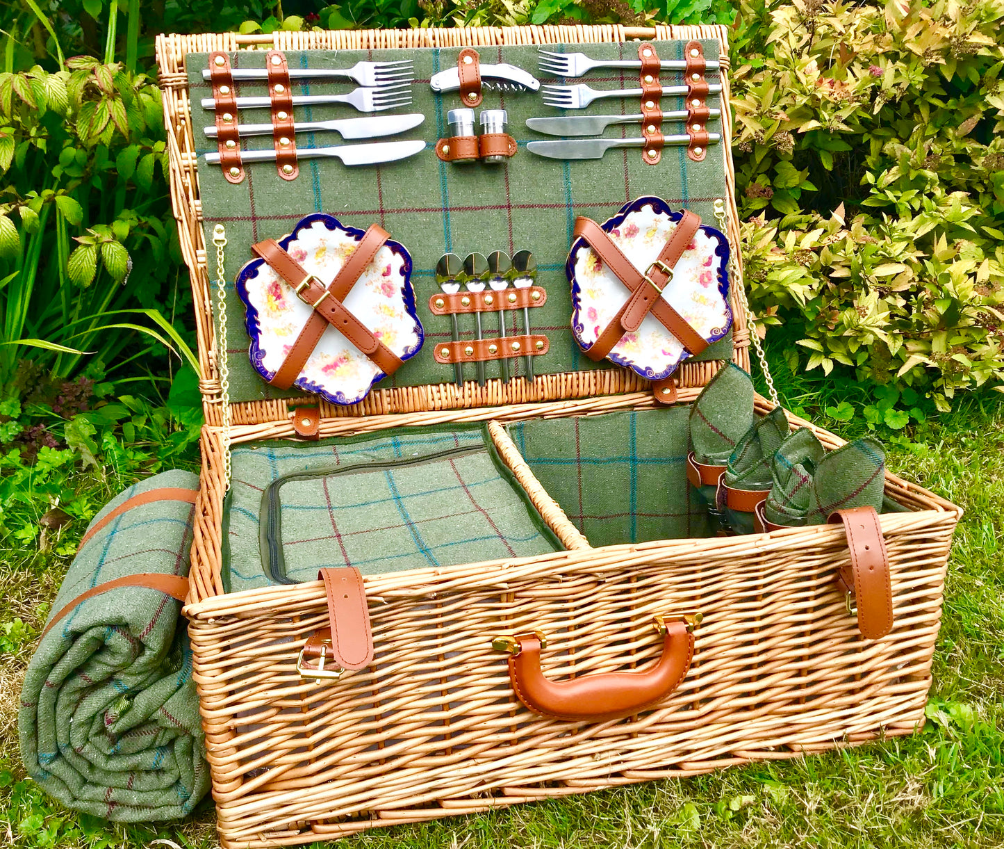 The Dorset - a leather and willow fitted picnic hamper for 4